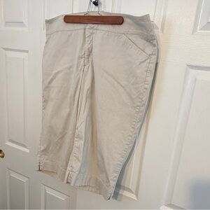 Dockers Creamy Beige Capris 24w